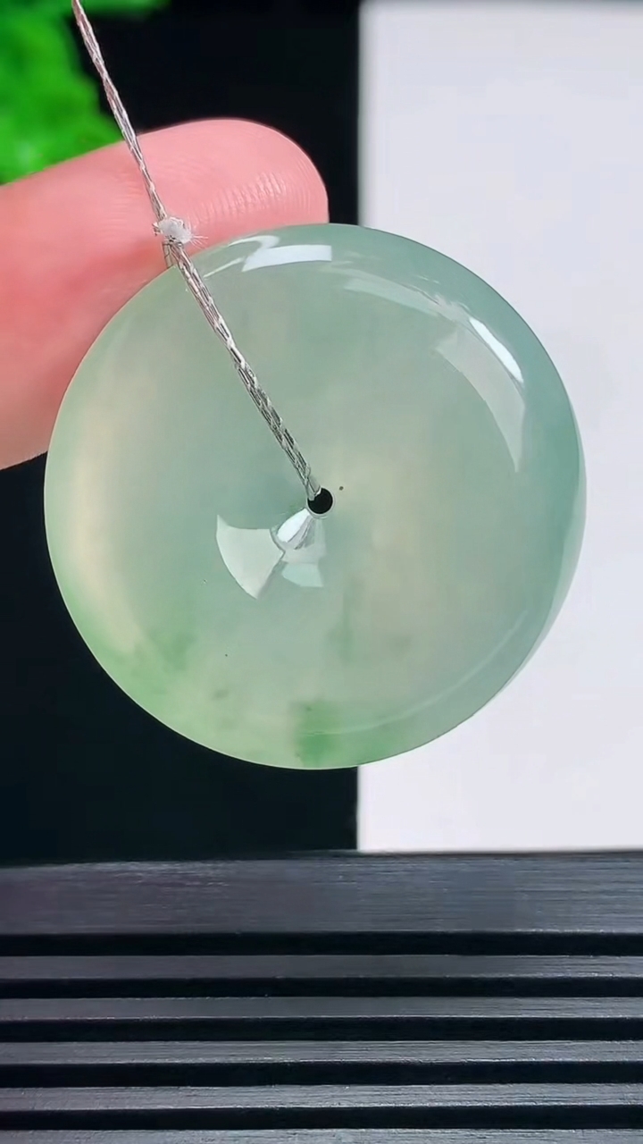 天然A货翡翠平安扣吊坠，尺寸31-7 重量:13.99g
6月25日