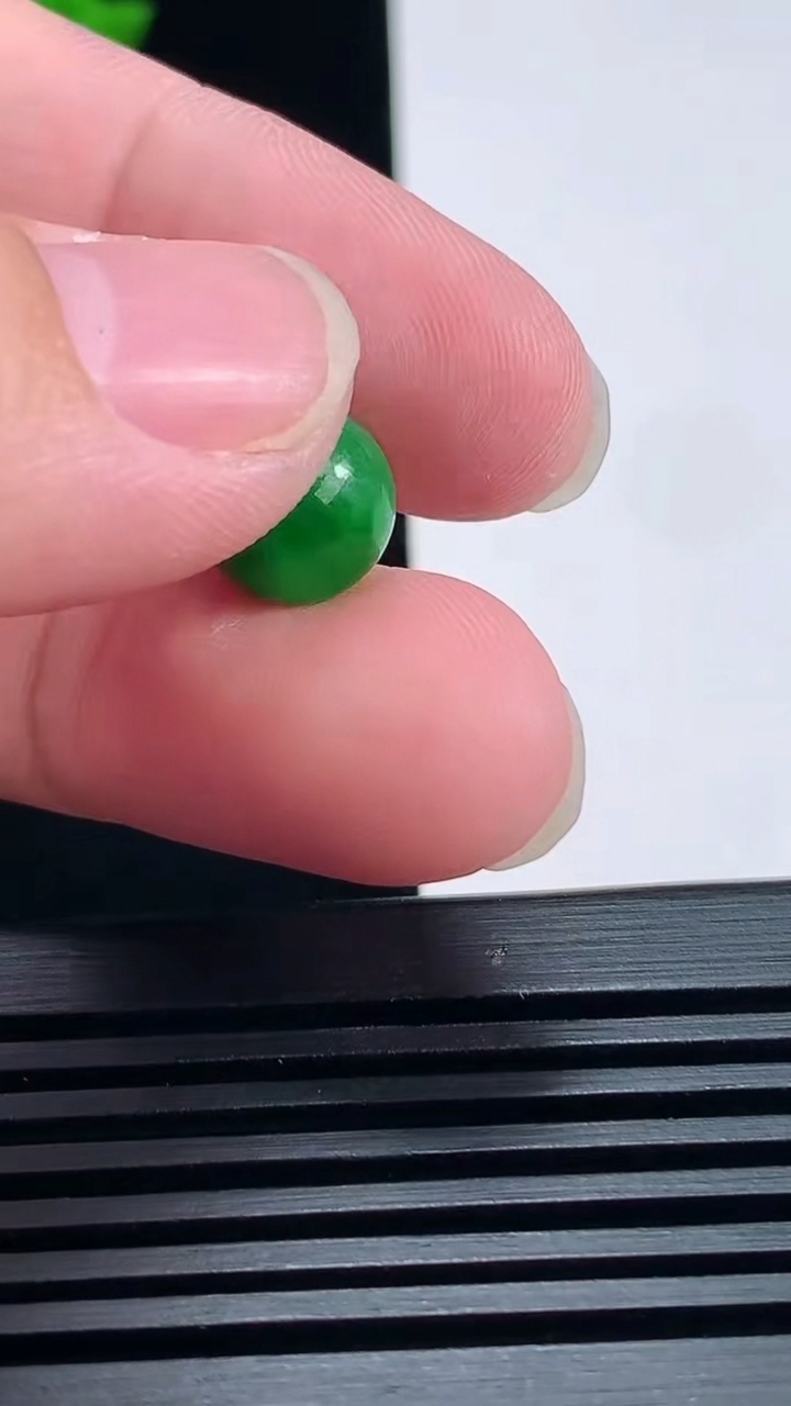 天然A货翡翠圆珠镶嵌件，尺寸9.8 重量:1.67g
6月25日