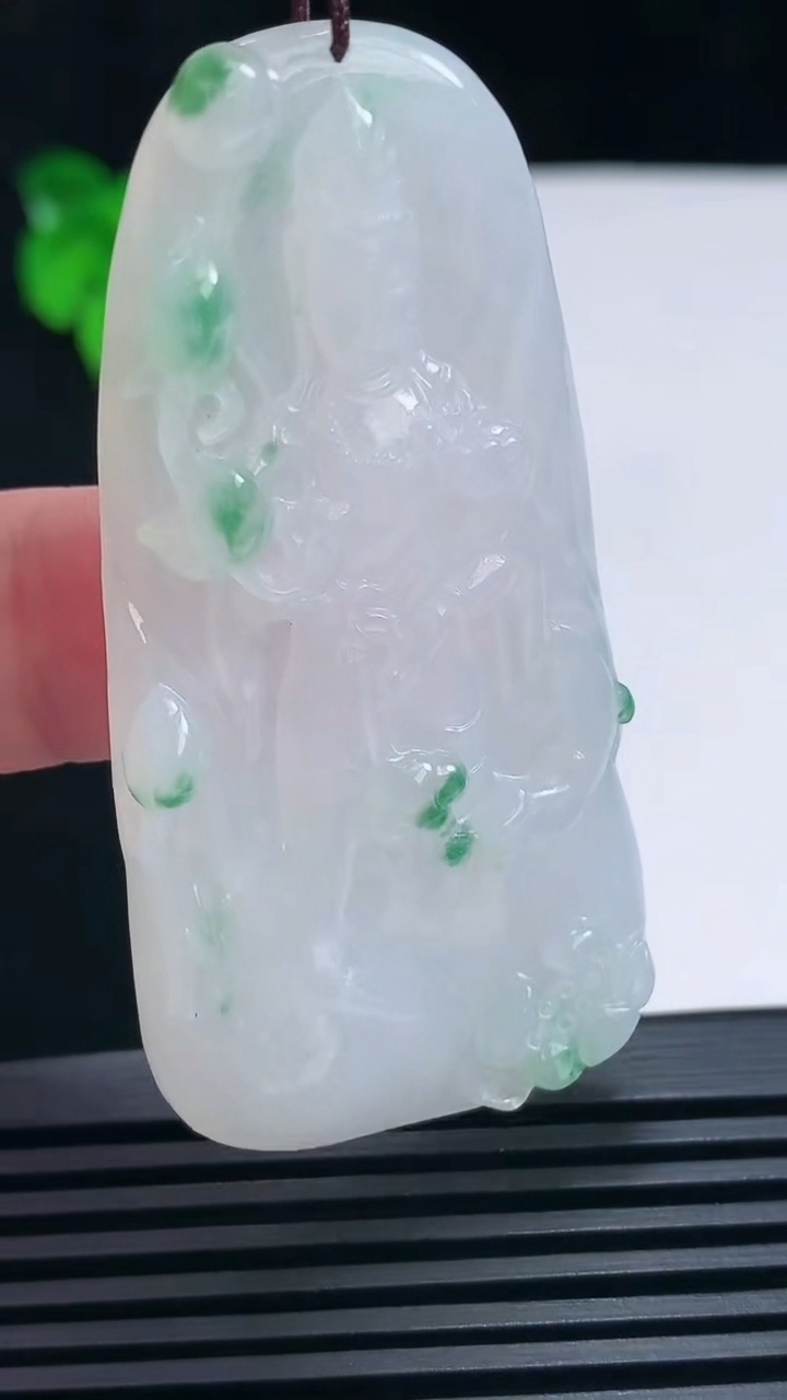天然A货翡翠大势至菩萨吊坠，尺寸62-30.6-7.2 重量:26.08g
6月25日
