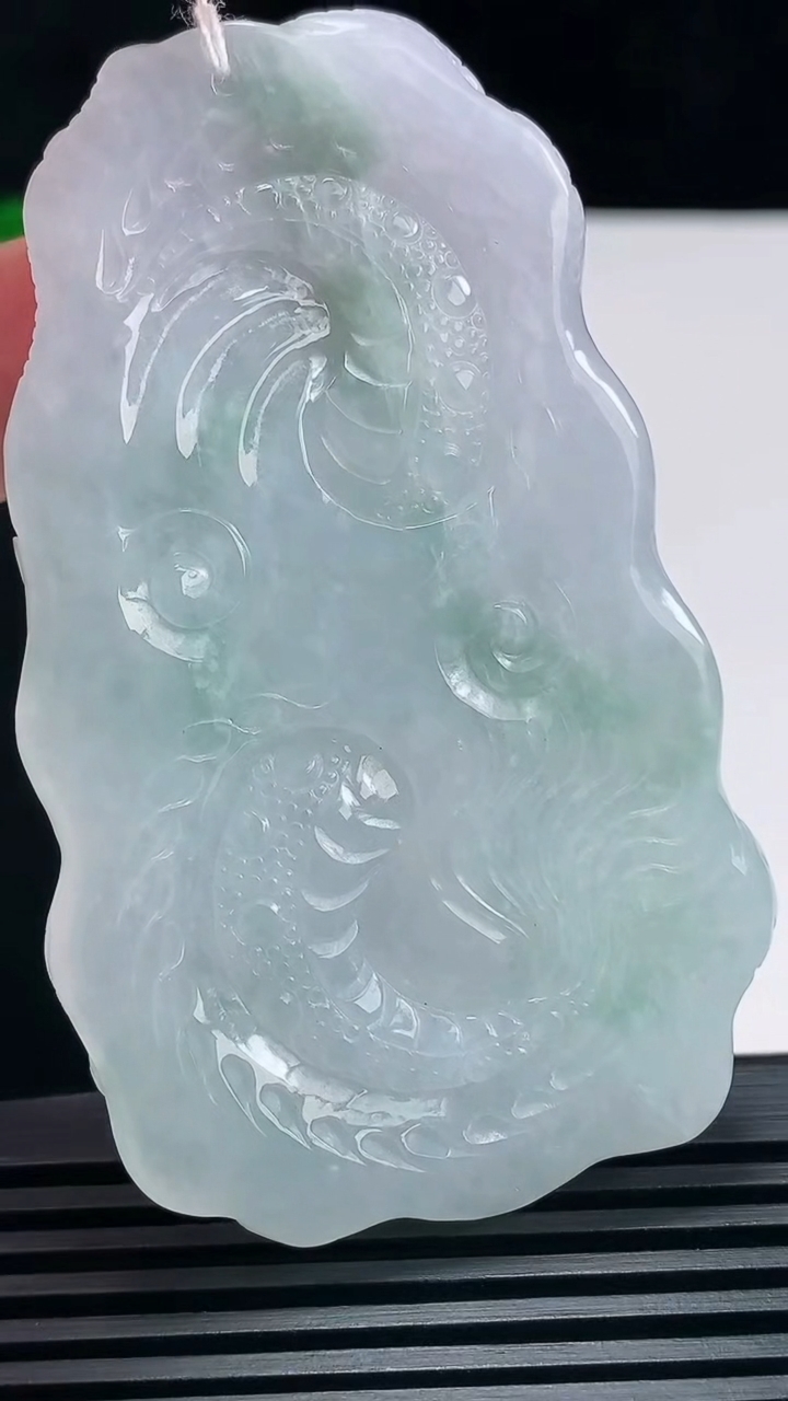 天然A货翡翠飘花龙牌吊坠，尺寸70-42-10 重量:51.57g
6月25日