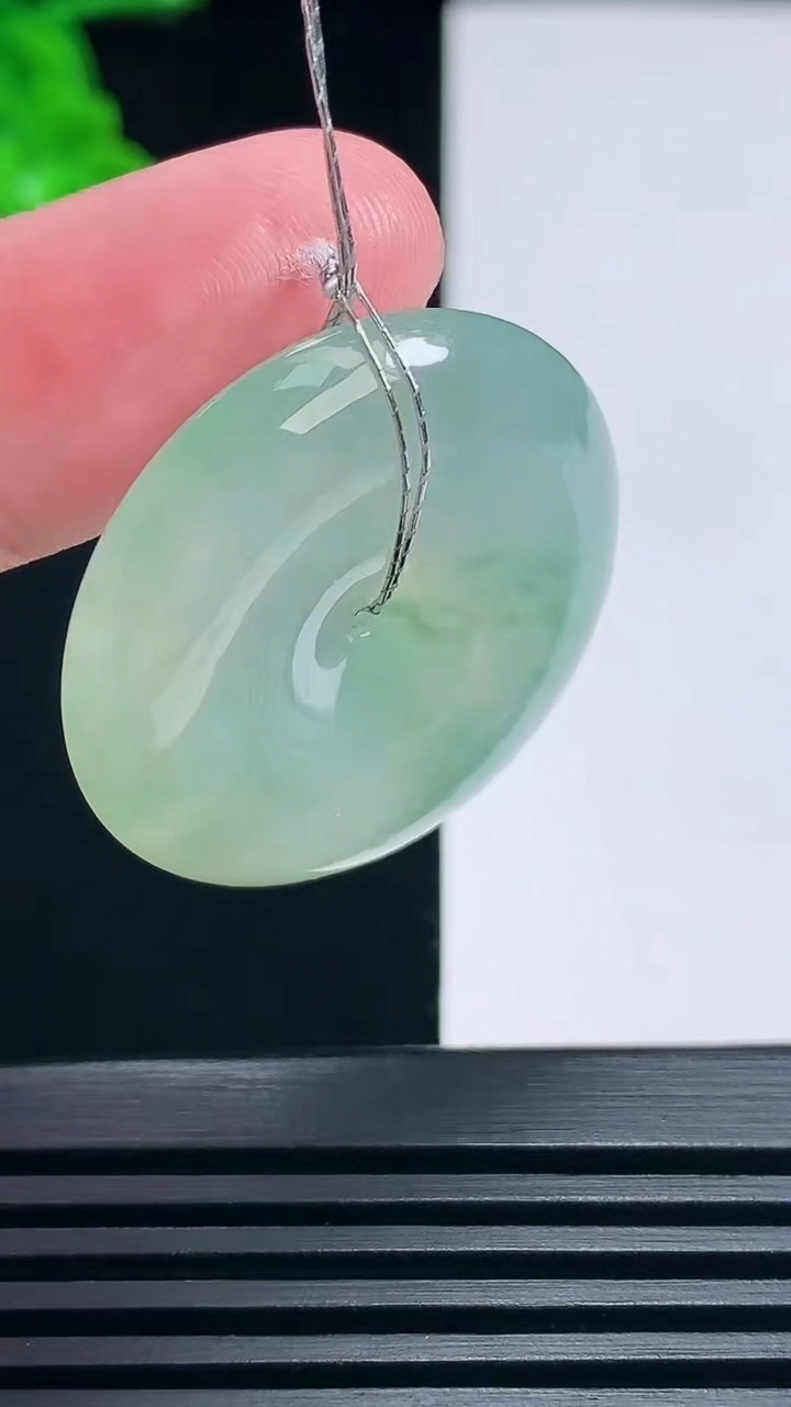 天然A货翡翠平安扣吊坠，尺寸31-7 重量:13.99g
6月25日
