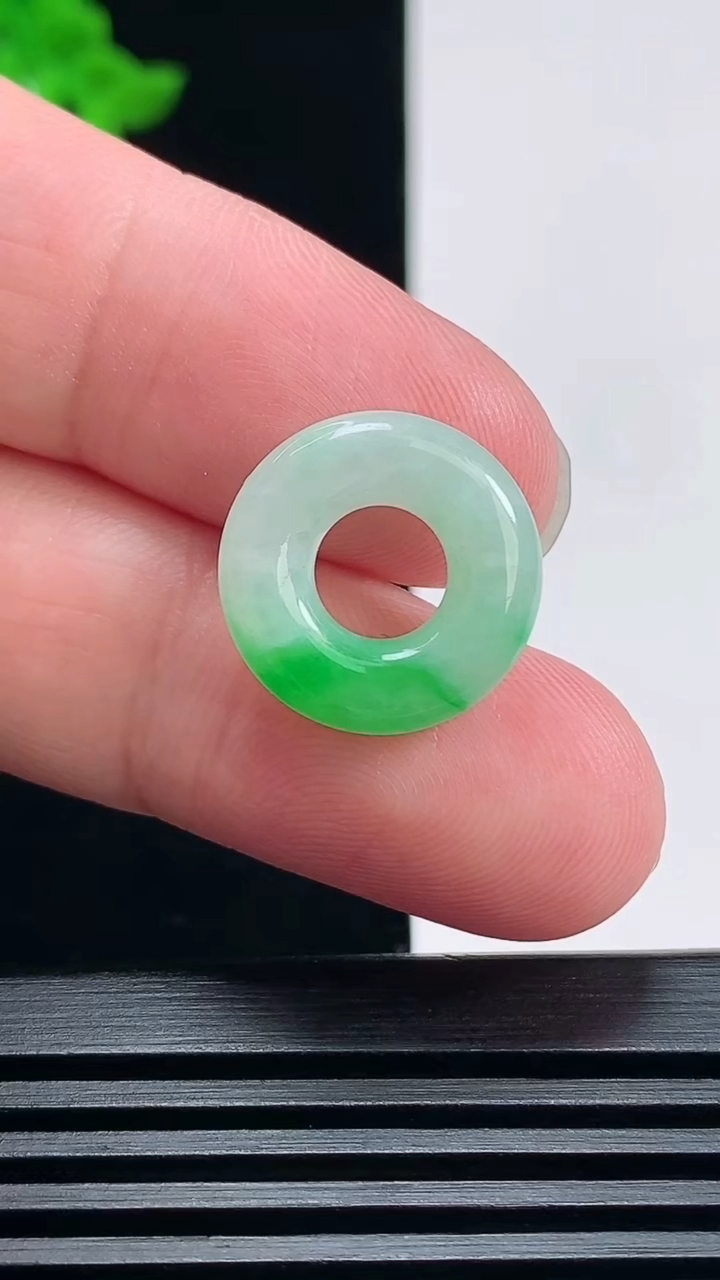 天然A货翡翠平安环吊坠，尺寸16.2-4.5 重量:2.22g
6月25日