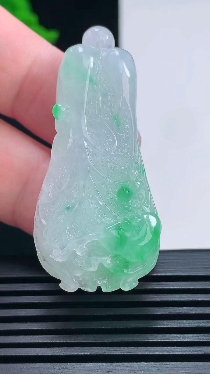 天然A货翡翠白菜吊坠，尺寸51-23-11.2 重量:20.24g
6月25日
