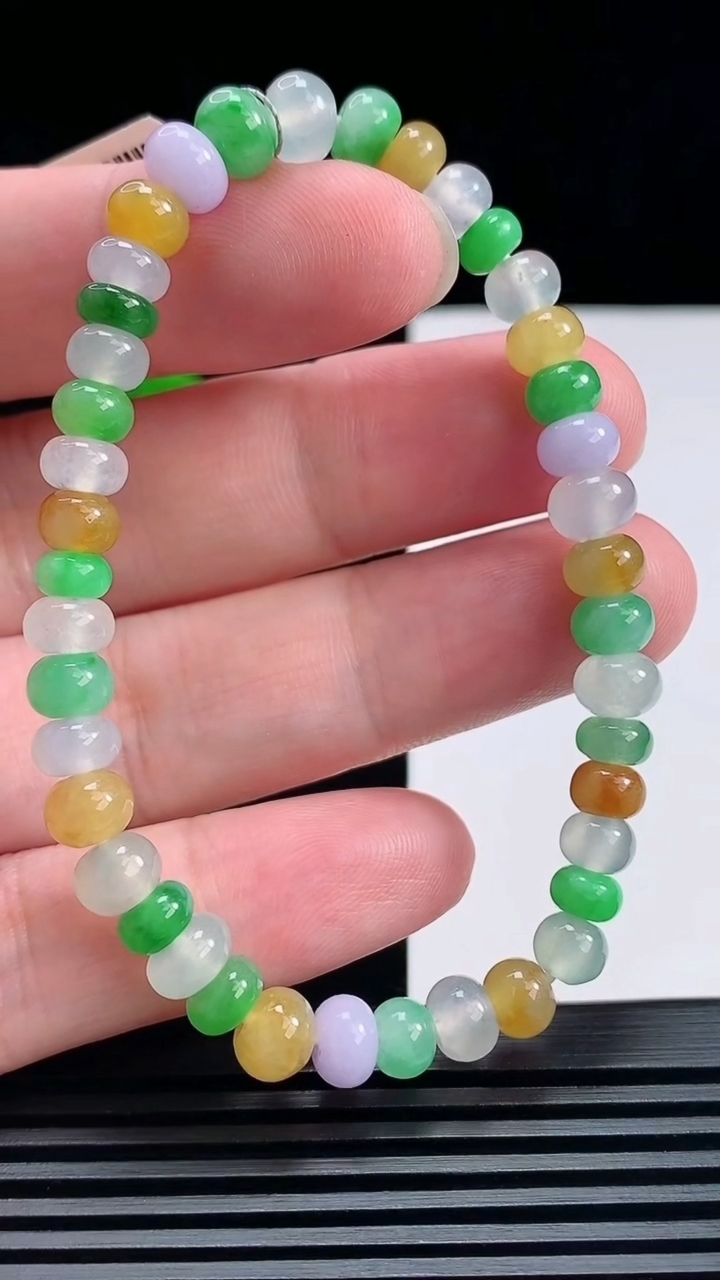 天然A货翡翠三彩算盘珠手串，尺寸5.8-4 重量:13.73g6月25日
工厂直销收藏佳品,种好水足