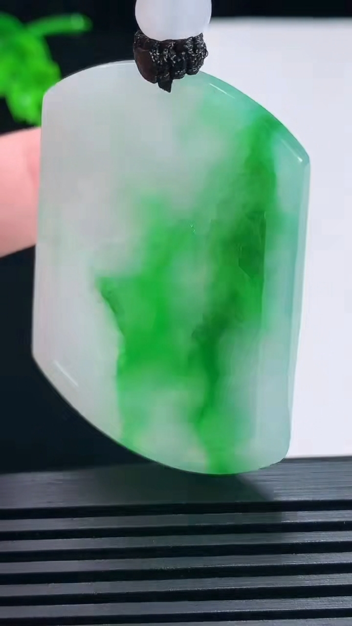 天然A货翡翠山水牌吊坠，尺寸52-39-5.5 重量:30.00g
6月25日