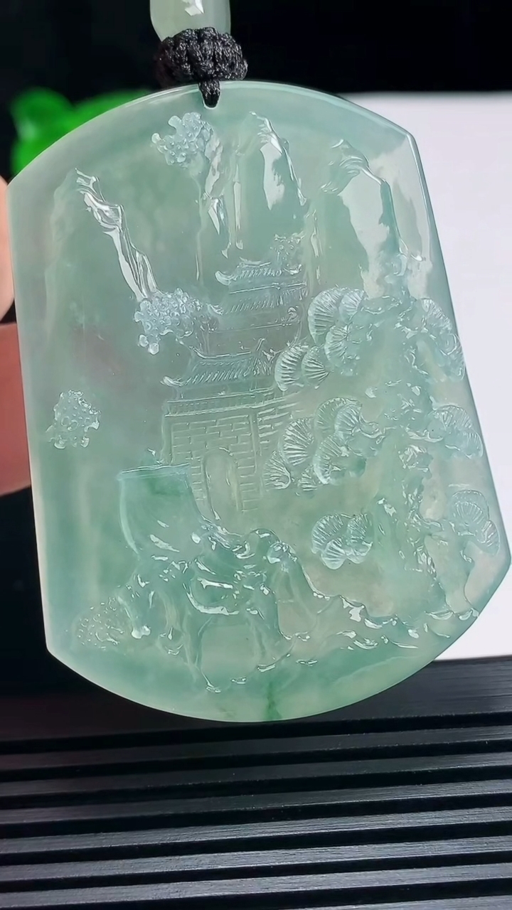 天然A货翡翠山水牌吊坠，尺寸56-43-6.5 重量:41.86g
6月25日