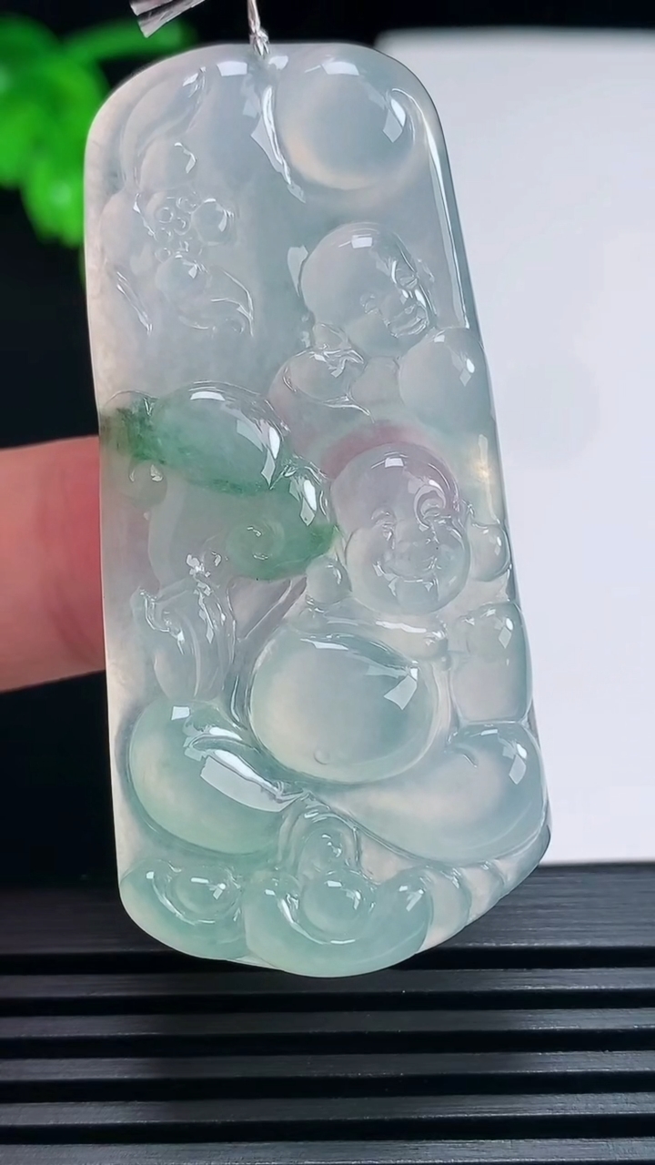 天然A货翡翠冰种飘花逍遥佛吊坠，尺寸55-25.6-5.2 重量:16.18g
6月25日