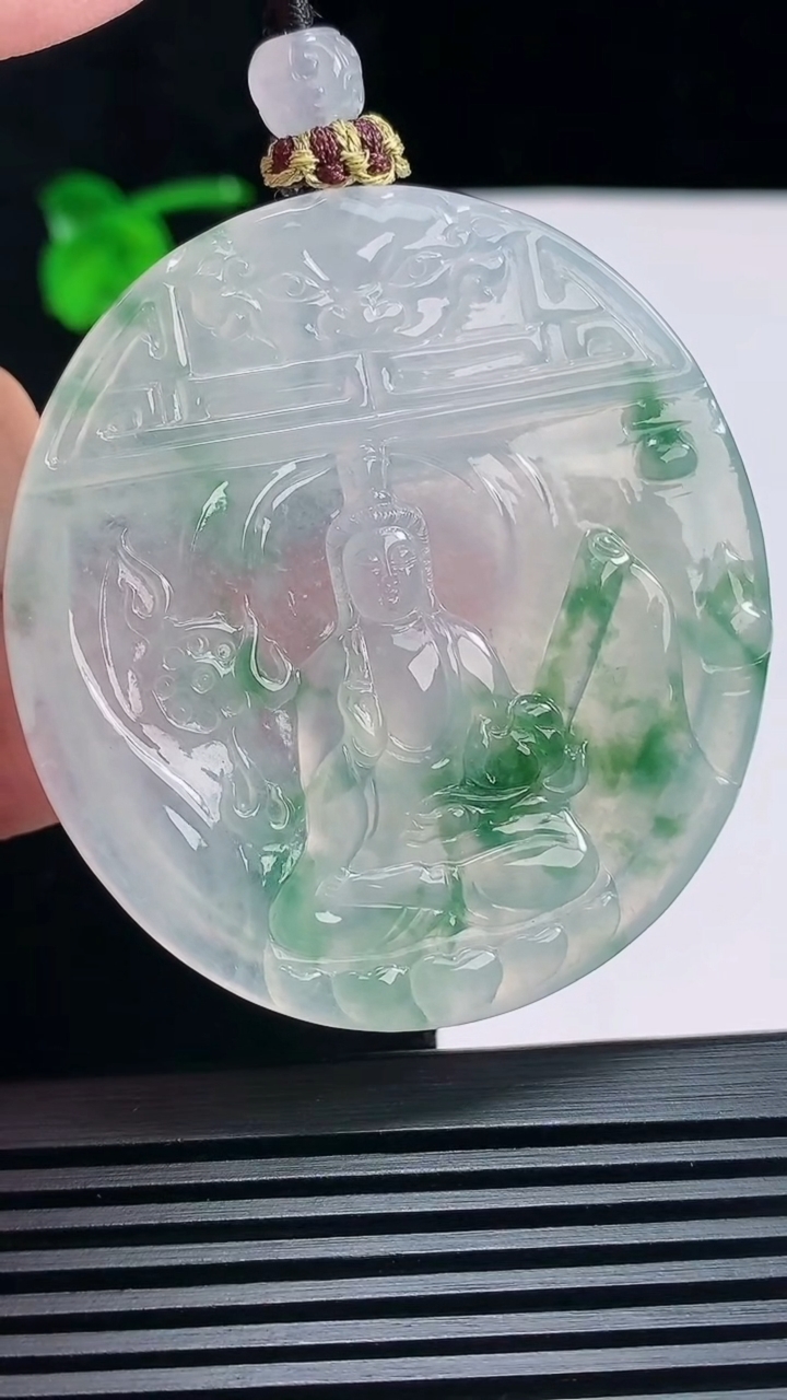 天然A货翡翠种飘花大势至菩萨吊坠，尺寸55-51-5.2 重量:34.53g
6月25日