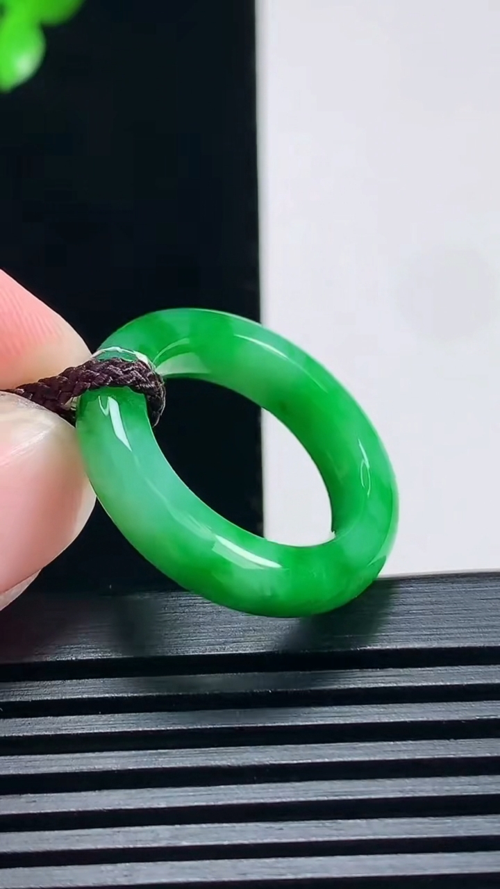 天然A货翡翠玉指环 戒指，尺寸17.6-5.5-4.5 重量:4.91g2026年6月25日
工厂直销收藏佳品,种好水足，色泽均匀，有种有色，上手高大气！