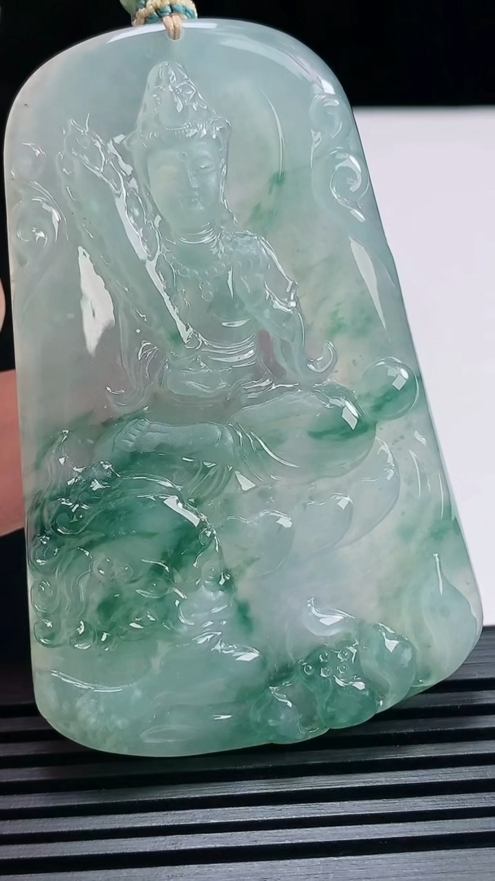天然A货翡翠种飘花文殊菩萨吊坠，尺寸69-44.5-6.2 重量:46.07g
6月25日