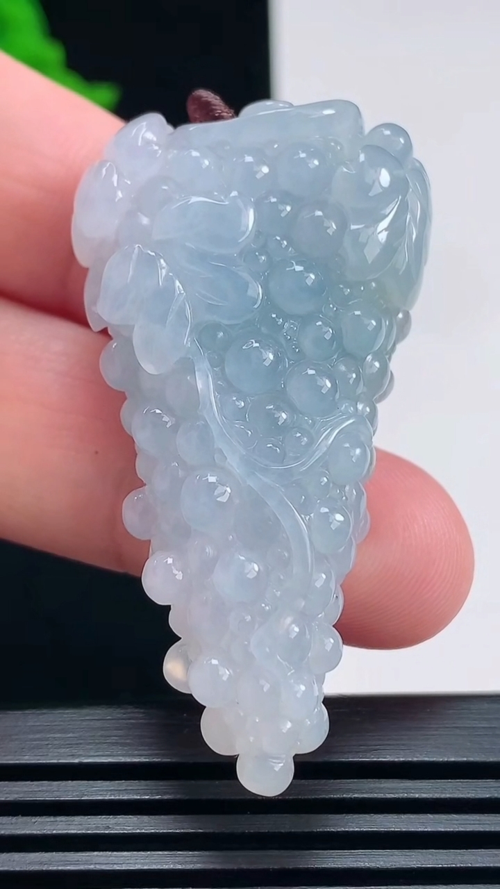 天然A货翡翠紫罗兰多子多福 葡萄吊坠，尺寸52-27.5-12.2 重量:26.16g
6月25日