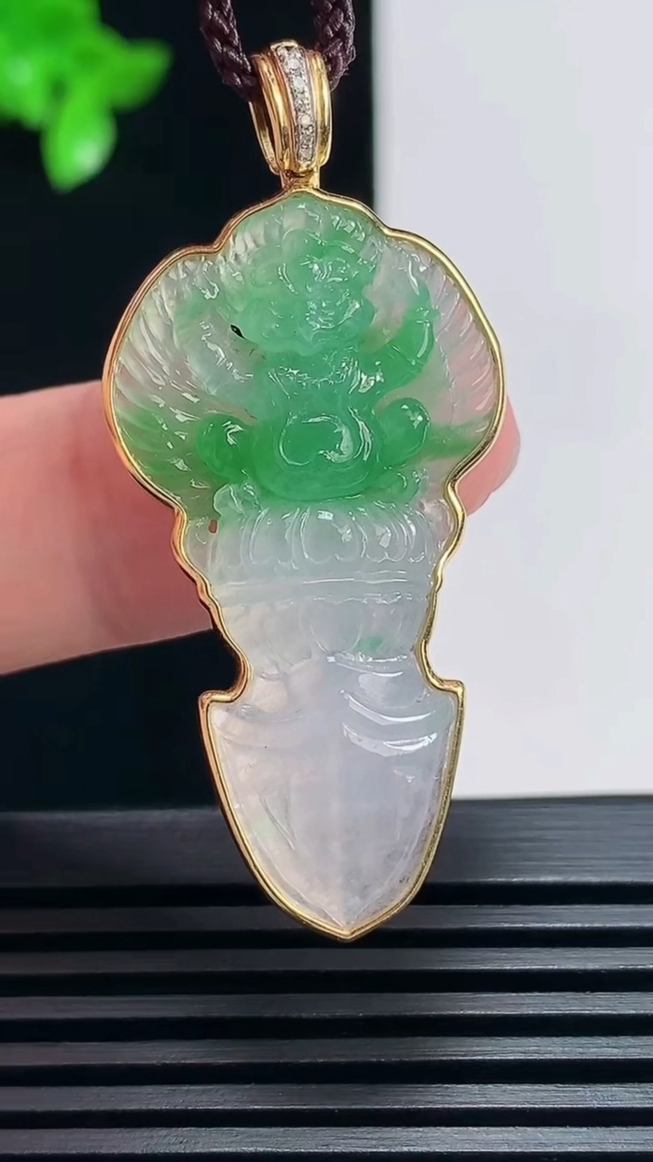 天然A货翡翠不动明王吊坠，尺寸46-21-4.6，裸石37.5-21 重量:6.00g
6月25日