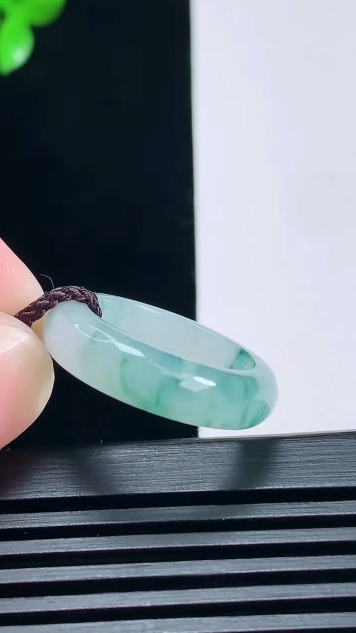 天然A货翡翠冰种飘花玉指环 戒指，尺寸18-5.6-3.6 重量:4.00g2026年6月25日
工厂直销收藏佳品,种好水足，色泽均匀，有种有色，上手高大气！