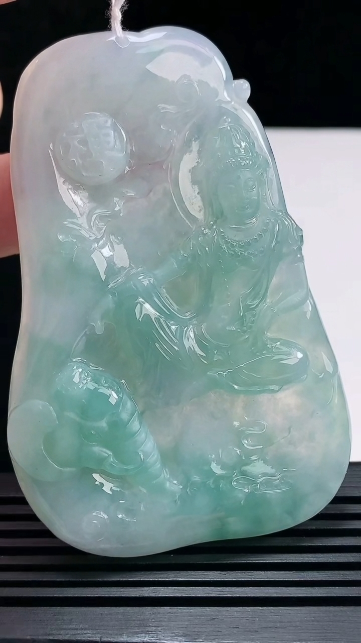 天然A货翡翠普贤菩萨吊坠，尺寸75-50-5.8 重量:42.32g
6月25日