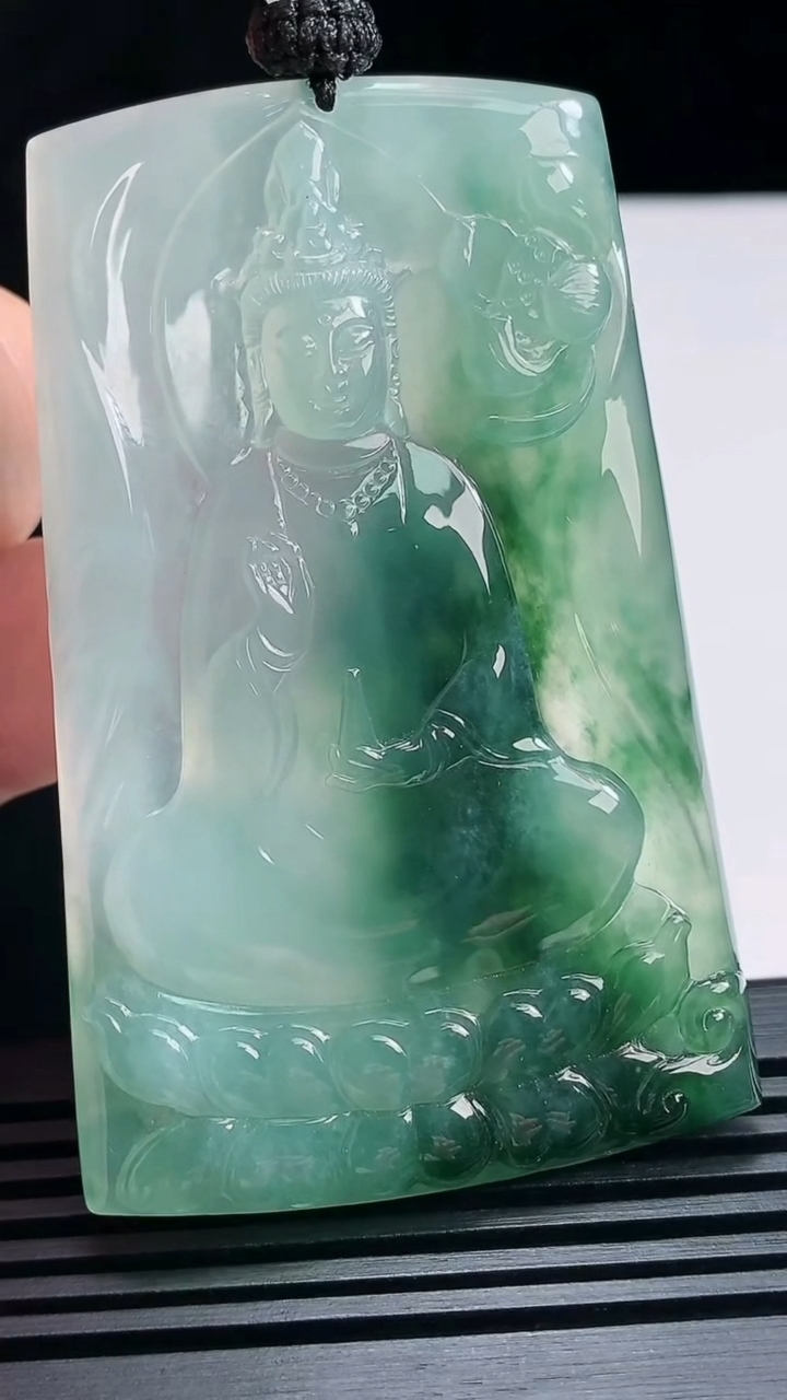 天然A货翡翠种飘花素衣观音吊坠，尺寸68.6-43.6-5 重量:42.57g
6月25日