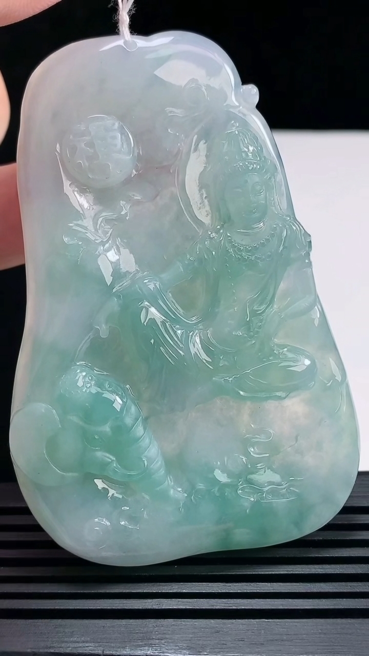 天然A货翡翠普贤菩萨吊坠，尺寸75-50-5.8 重量:42.32g
6月25日