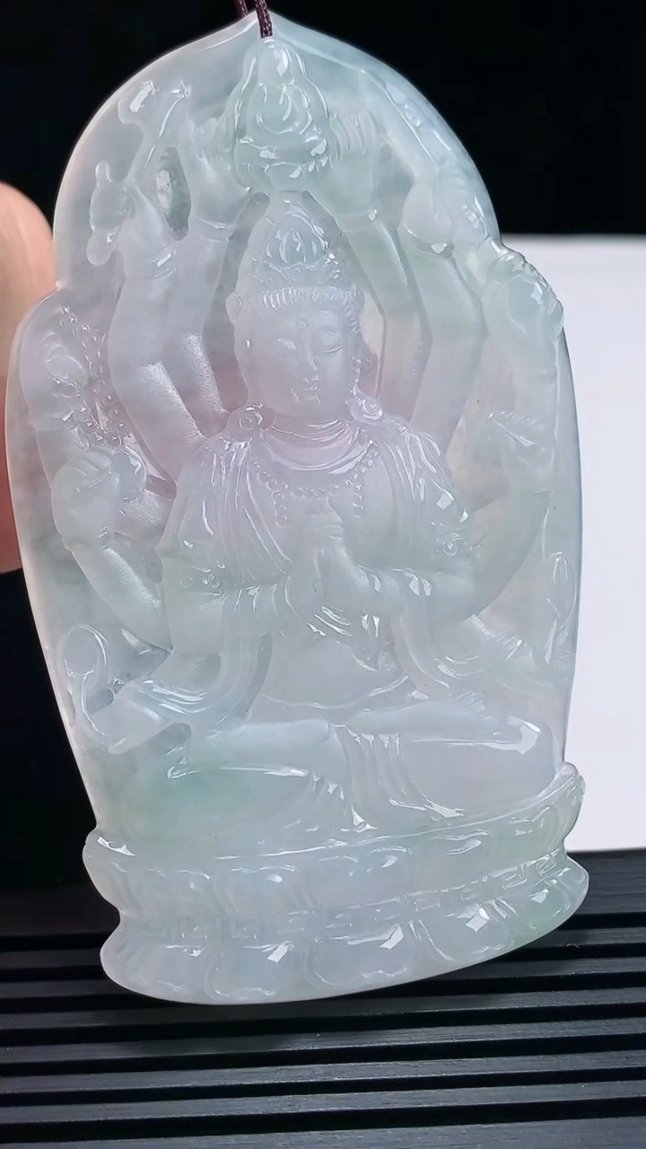 天然A货翡翠千手观音菩萨吊坠，尺寸80-47-5.2 重量:38.84g
6月25日