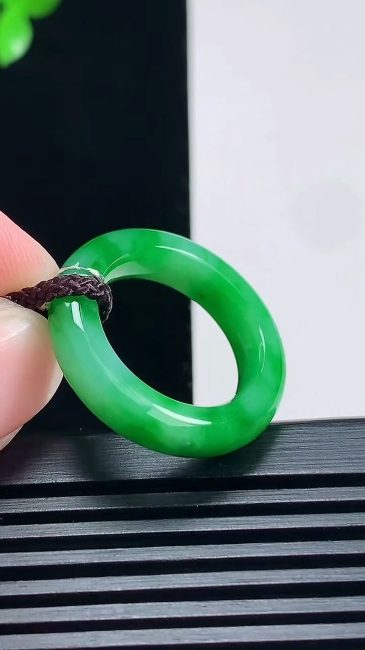 天然A货翡翠玉指环 戒指，尺寸17.6-5.5-4.5 重量:4.91g2026年6月25日
工厂直销收藏佳品,种好水足，色泽均匀，有种有色，上手高大气！