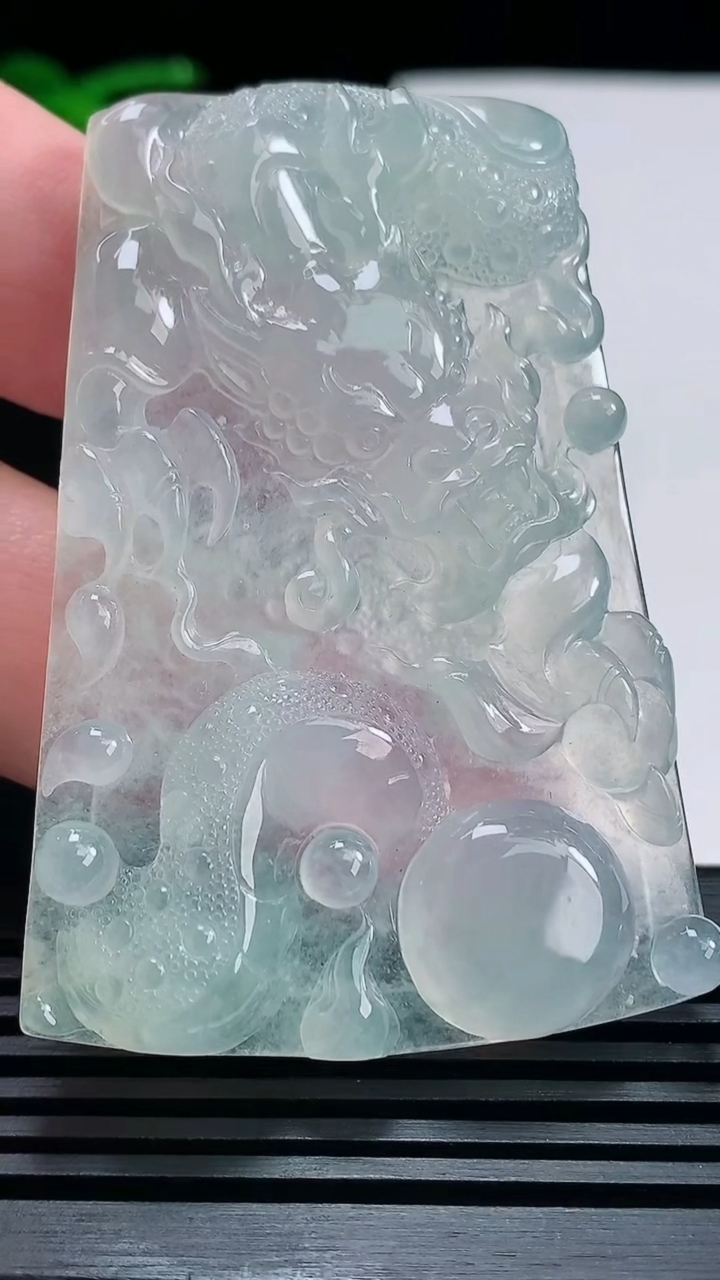 天然A货翡翠龙牌吊坠，尺寸61-42.8-6 重量:30.96g
6月25日