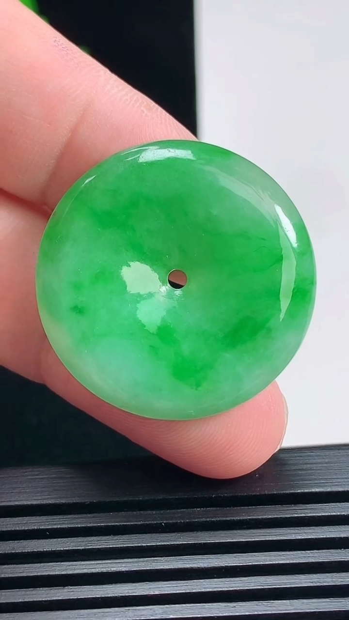 天然A货翡翠平安扣吊坠，尺寸29.5-5 重量:9.56g
6月25日
