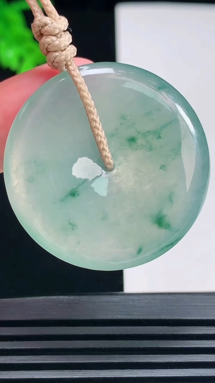 天然A货翡翠种飘花平安扣吊坠，尺寸35.6-5.6 重量:15.87g
6月25日