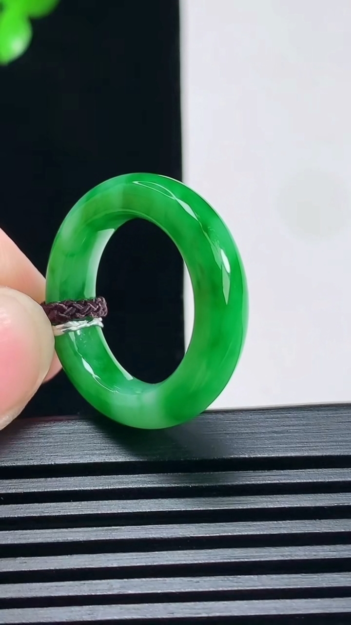 天然A货翡翠玉指环 戒指，尺寸17.6-5.5-4.5 重量:4.91g2026年6月25日
工厂直