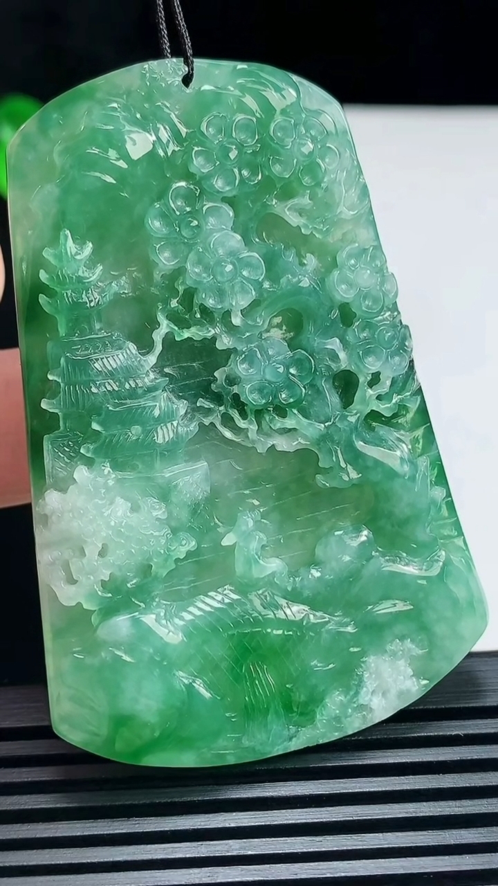 天然A货翡翠山水牌吊坠，尺寸65-43.2-6.2 重量:37.83g
6月25日