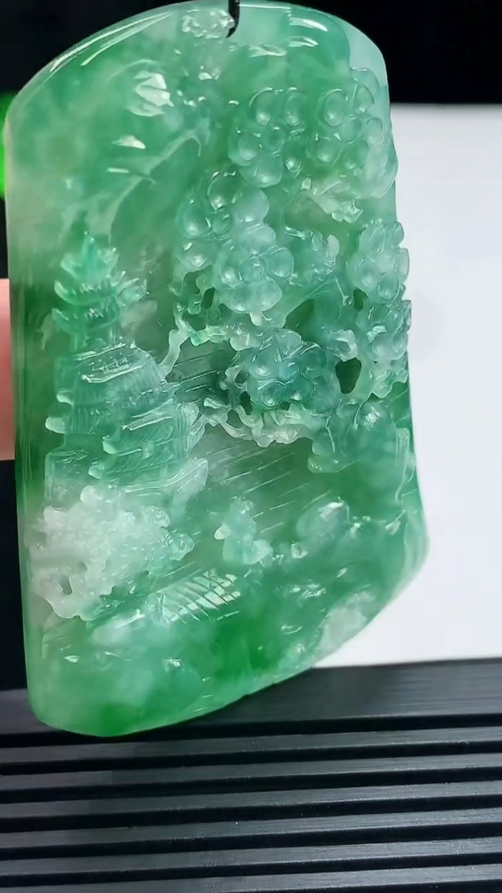 天然A货翡翠山水牌吊坠，尺寸65-43.2-6.2 重量:37.83g
6月25日