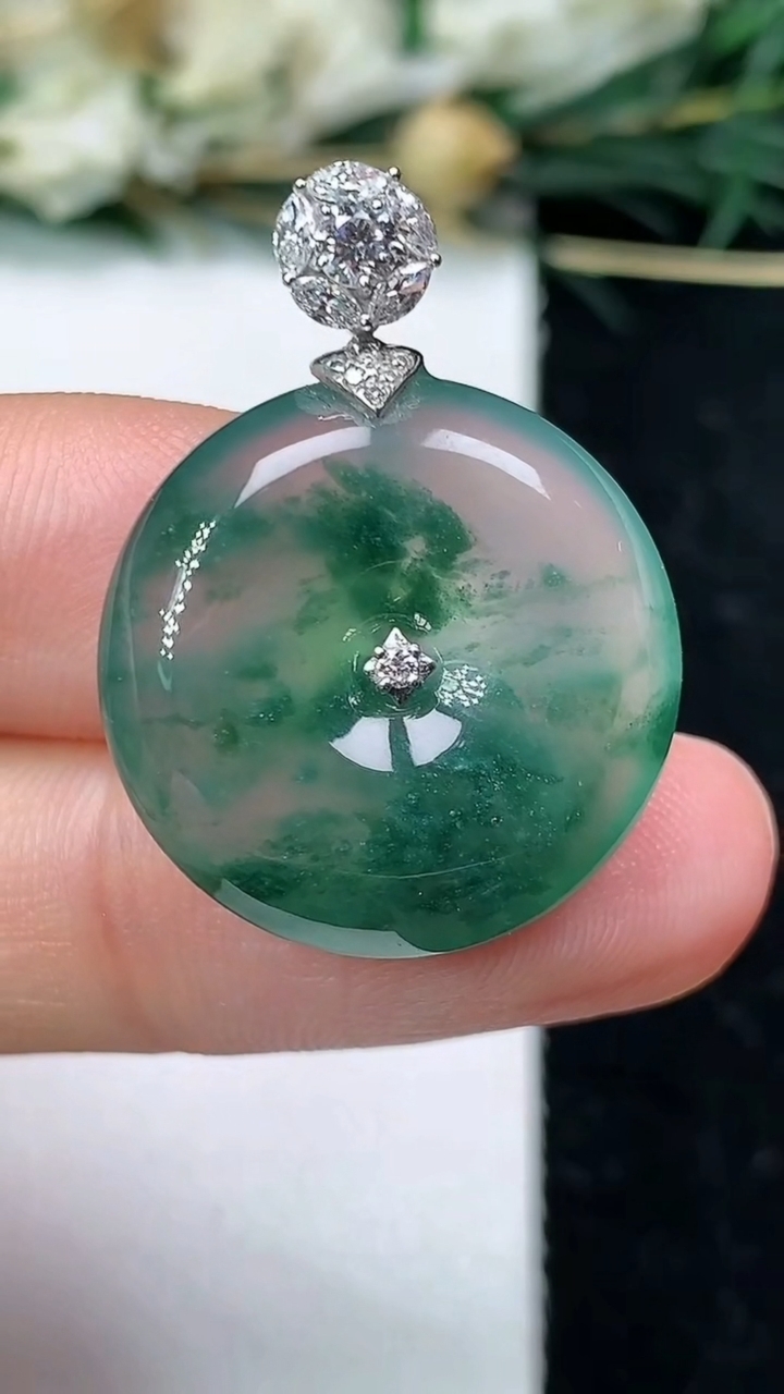 天然A货翡翠飘花平安扣吊坠，尺寸20.9-5.7，重量:5.44g
6月25日