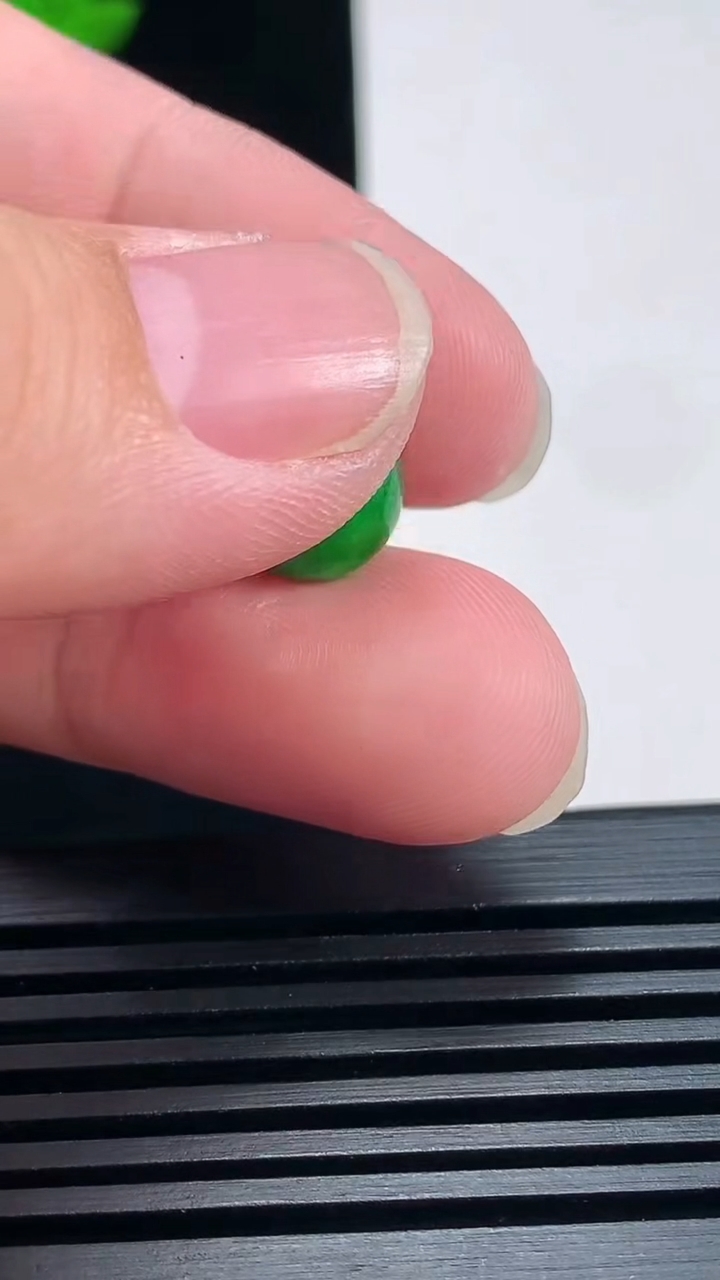 天然A货翡翠圆珠镶嵌件，尺寸9.8 重量:1.67g
6月25日