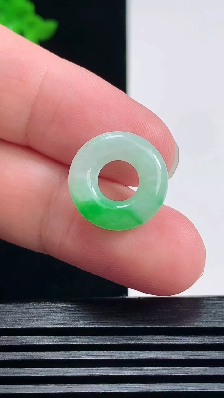 天然A货翡翠平安环吊坠，尺寸16.2-4.5 重量:2.22g
6月25日