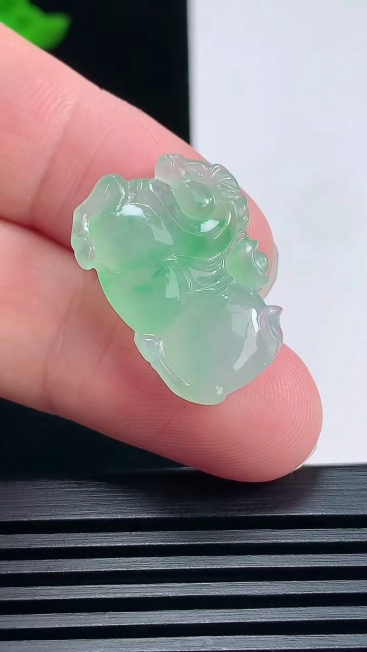 天然A货翡翠生肖马吊坠，尺寸25-18-4.5 重量:3.67g
6月25日