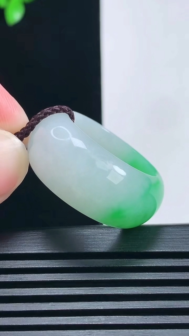 天然A货翡翠玉指环 戒指，尺寸20.3-12-5 重量:12.37g2026年6月25日
工厂直销收藏佳品,种好水足，色泽均匀，有种有色，上手高大气！
