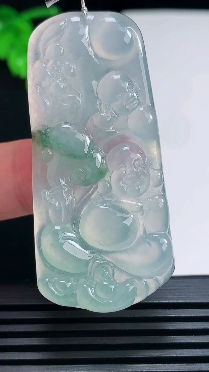 天然A货翡翠冰种飘花逍遥佛吊坠，尺寸55-25.6-5.2 重量:16.18g
6月25日