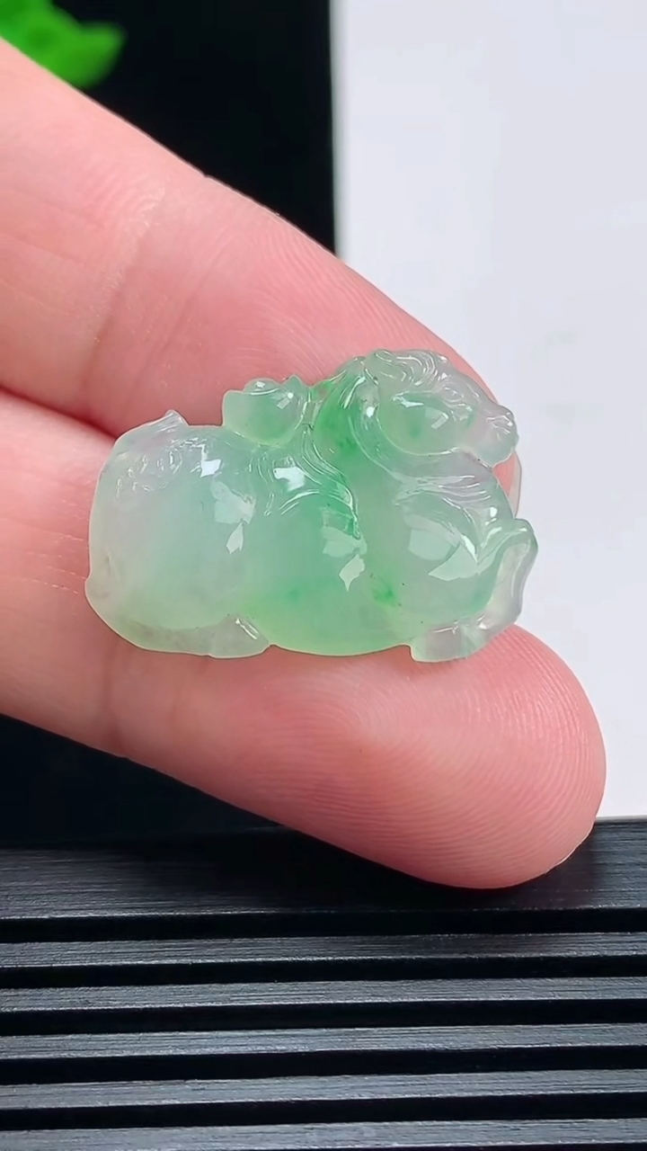 天然A货翡翠生肖马吊坠，尺寸25-18-4.5 重量:3.67g
6月25日