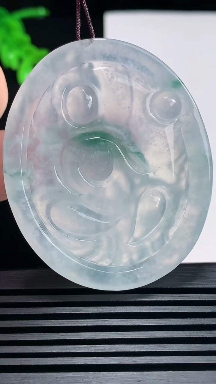 天然A货翡翠种飘花观音菩萨吊坠，尺寸53-44-6.2 重量:27.55g
6月25日