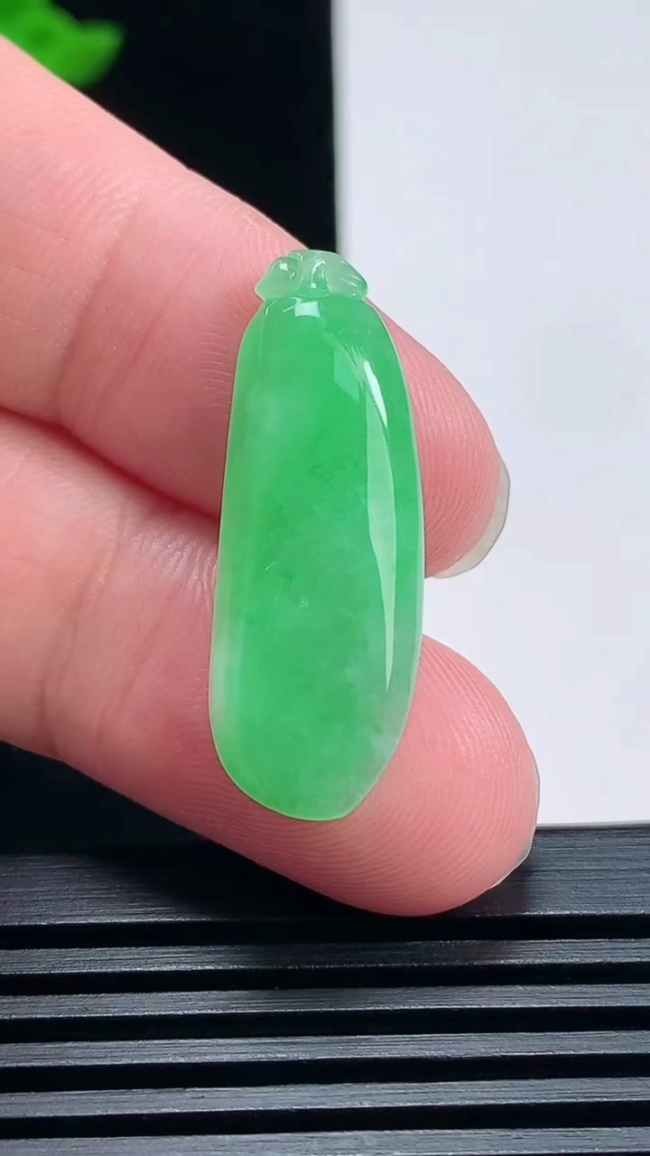 天然A货翡翠福瓜吊坠，尺寸31-11-4.5 重量:3.00g
6月25日