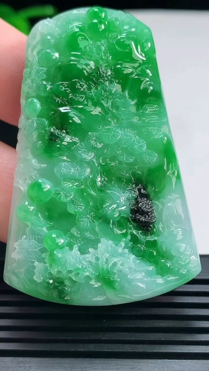 天然A货翡翠山水牌吊坠，尺寸58.6-37.6-10.2 重量:39.05g
6月25日