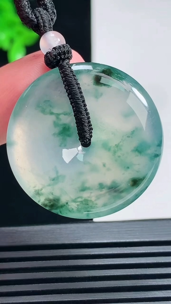 天然A货翡翠种飘花平安扣吊坠，尺寸31.5-5.6 重量:15.12g
6月25日