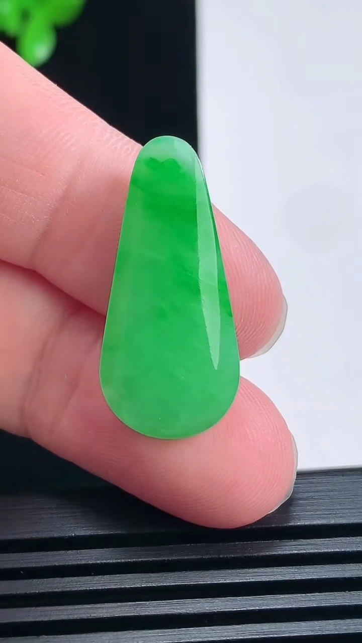 天然A货翡翠福瓜吊坠，尺寸28-13-5.2 重量:3.16g
6月25日