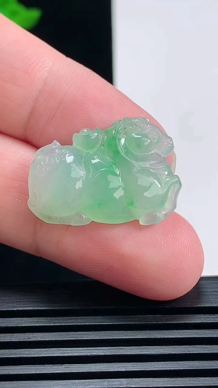 天然A货翡翠生肖马吊坠，尺寸25-18-4.5 重量:3.67g
6月25日
