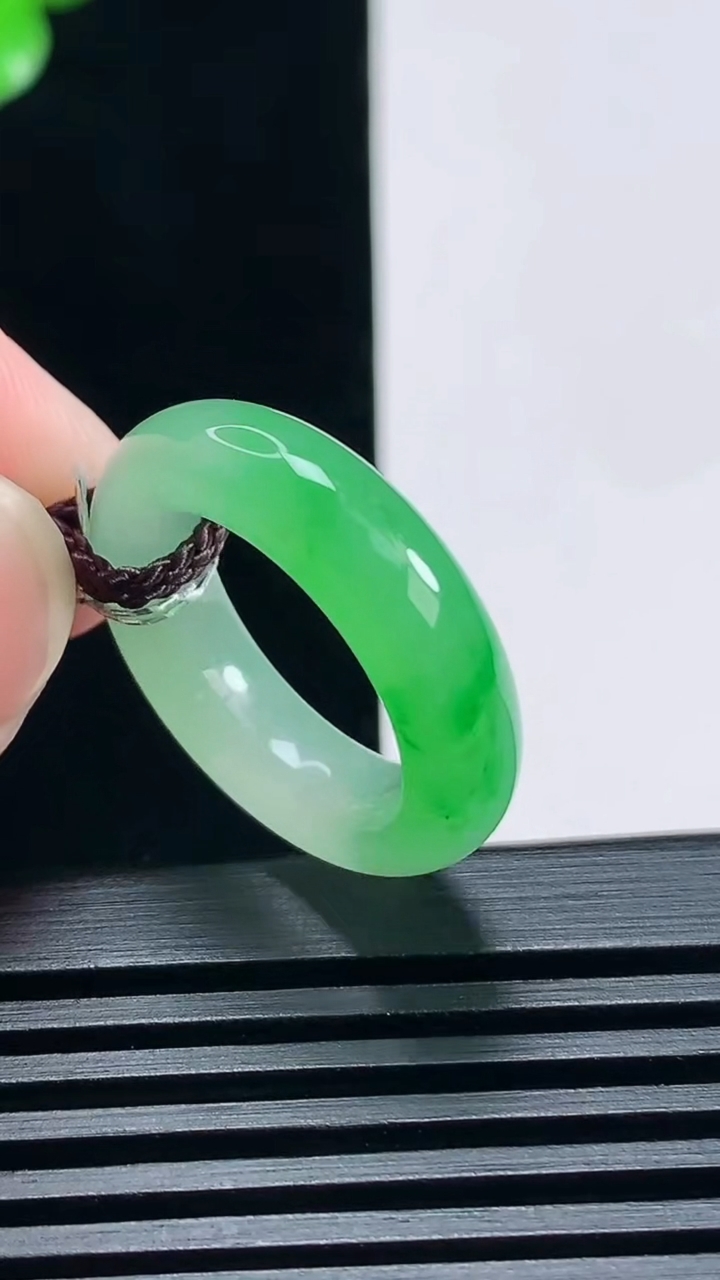 天然A货翡翠玉指环 戒指，尺寸17-5.8-4 重量:4.90g2026年6月25日
工厂直销收藏佳品,种好水足，色泽均匀，有种有色，上手高大气！