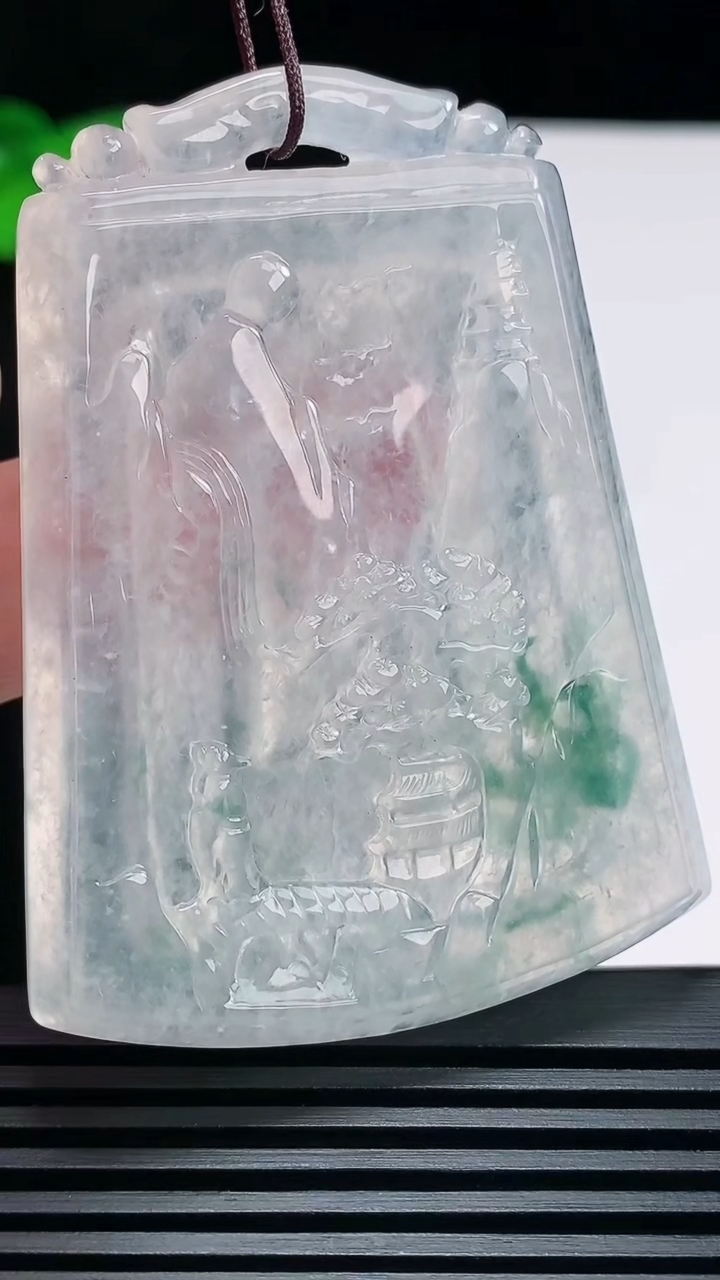 天然A货翡翠种飘花山水牌吊坠，尺寸61-45.6-6.5 重量:39.30g
6月25日