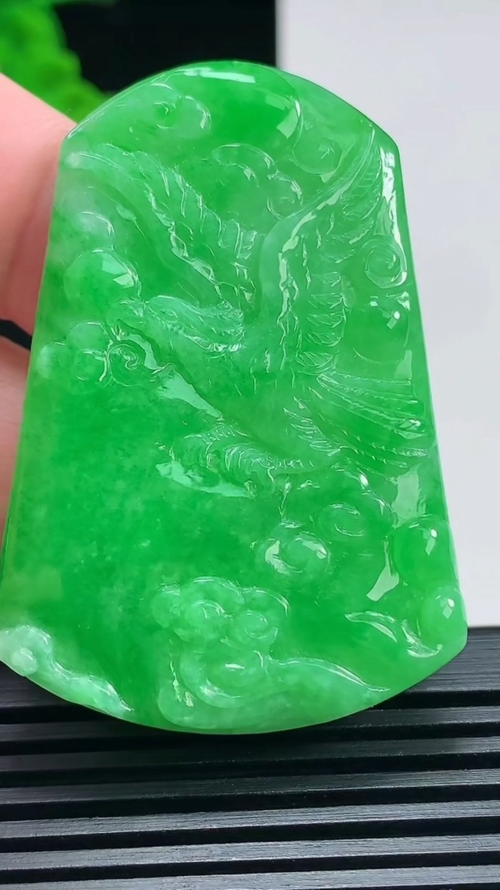 天然A货翡翠大鹏展翅吊坠，尺寸53-37-4.5 重量:18.63g
6月25日