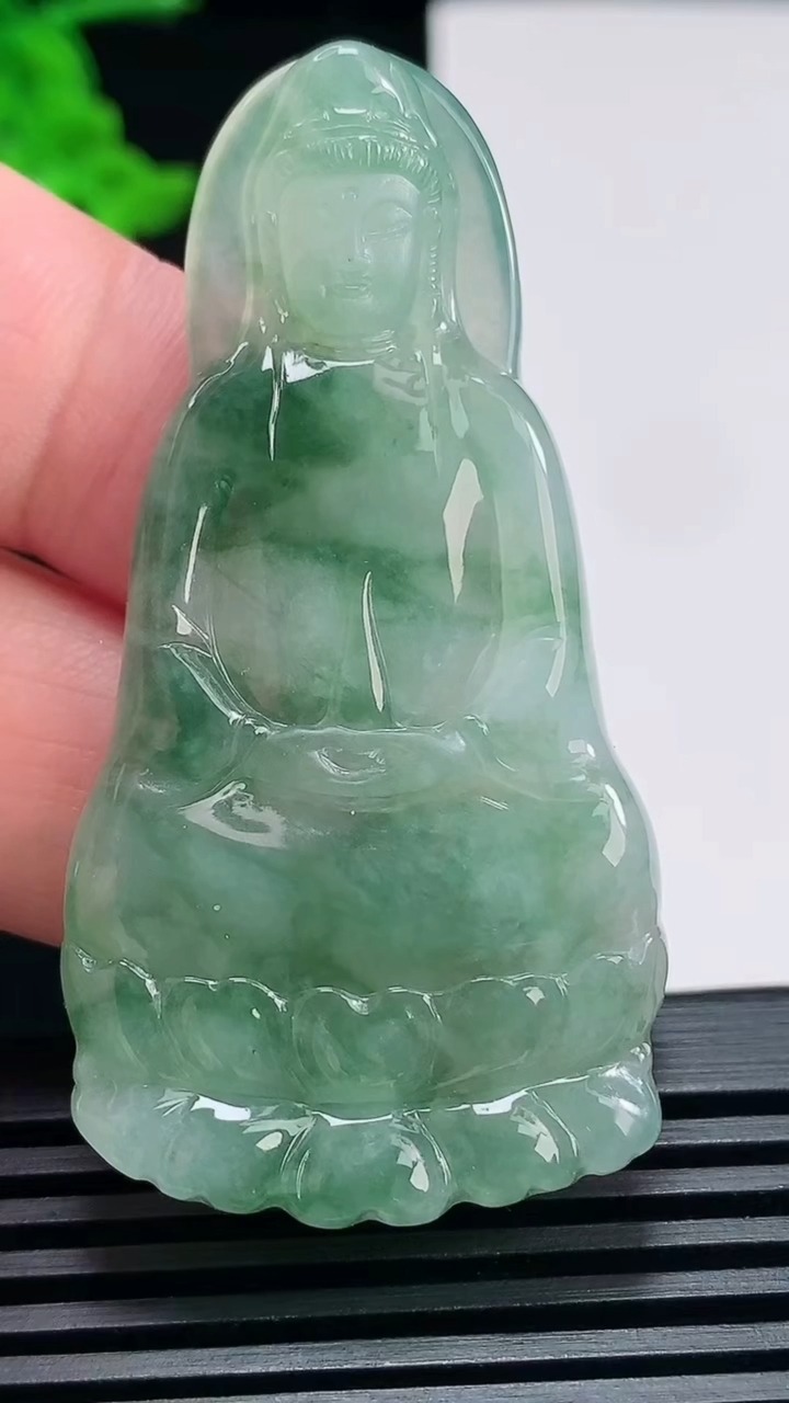天然A货翡翠飘花素衣观音吊坠，尺寸58-29.5-5.8 重量:20.21g
6月25日