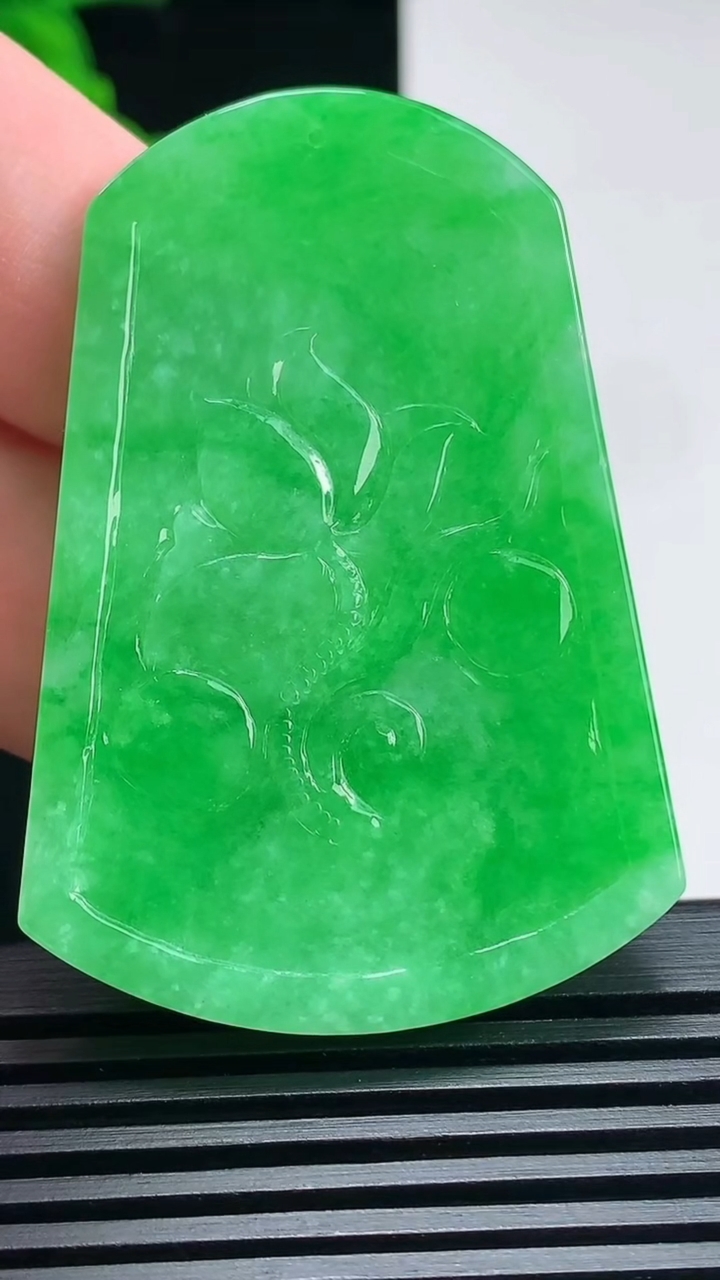 天然A货翡翠大鹏展翅吊坠，尺寸53-37-4.5 重量:18.63g
6月25日