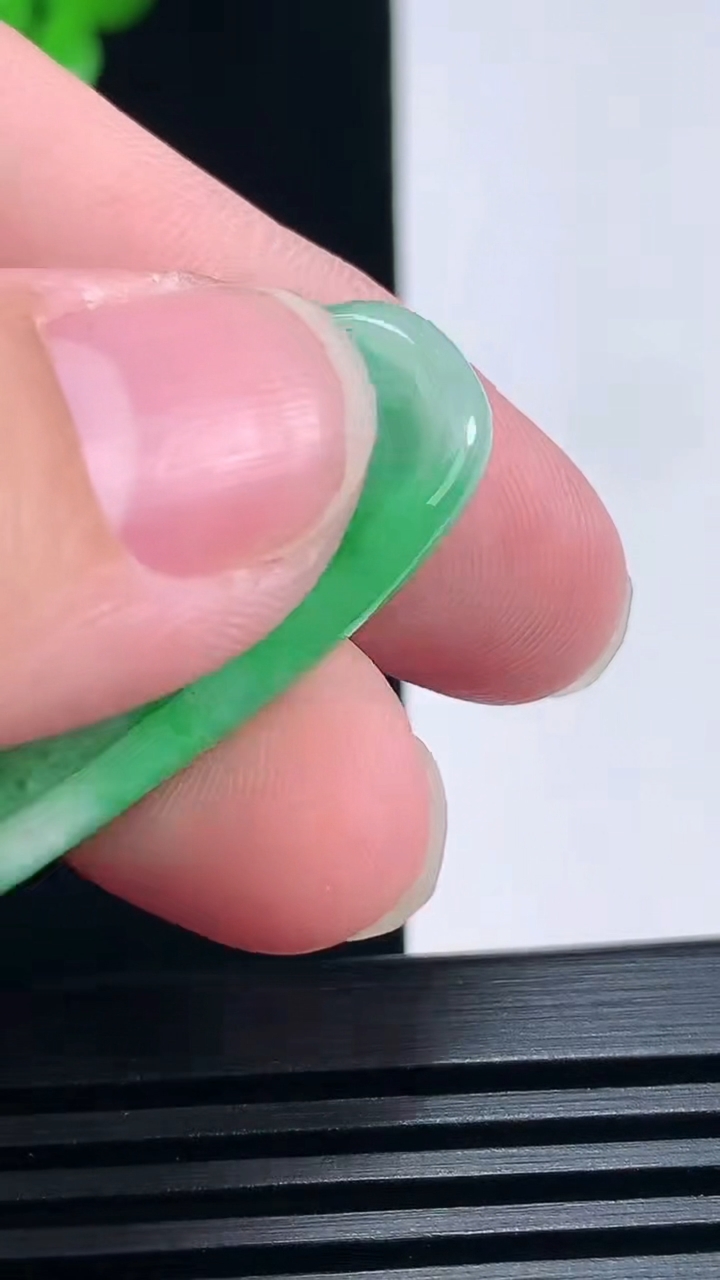 天然A货翡翠喜上眉梢吊坠，尺寸37-16-6.5 重量:8.00g
6月25日