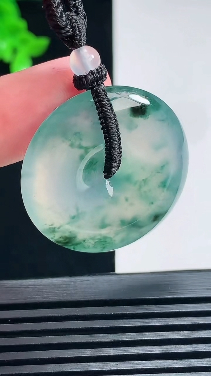 天然A货翡翠种飘花平安扣吊坠，尺寸31.5-5.6 重量:15.12g
6月25日