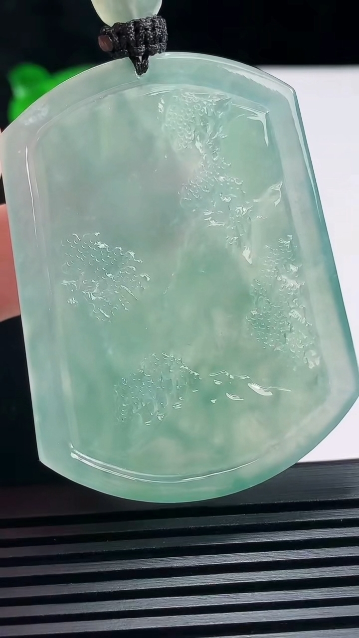 天然A货翡翠山水牌吊坠，尺寸56-43-6.5 重量:41.86g
6月25日