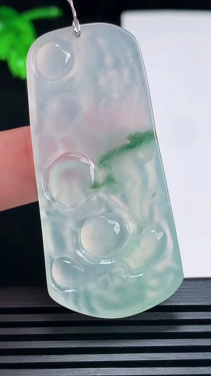 天然A货翡翠冰种飘花逍遥佛吊坠，尺寸55-25.6-5.2 重量:16.18g
6月25日